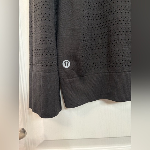 Lululemon•Breeze By Long Sleeve *Squad• crewneck•
Black•LIKE NEW•sz 10 - Picture 4 of 14